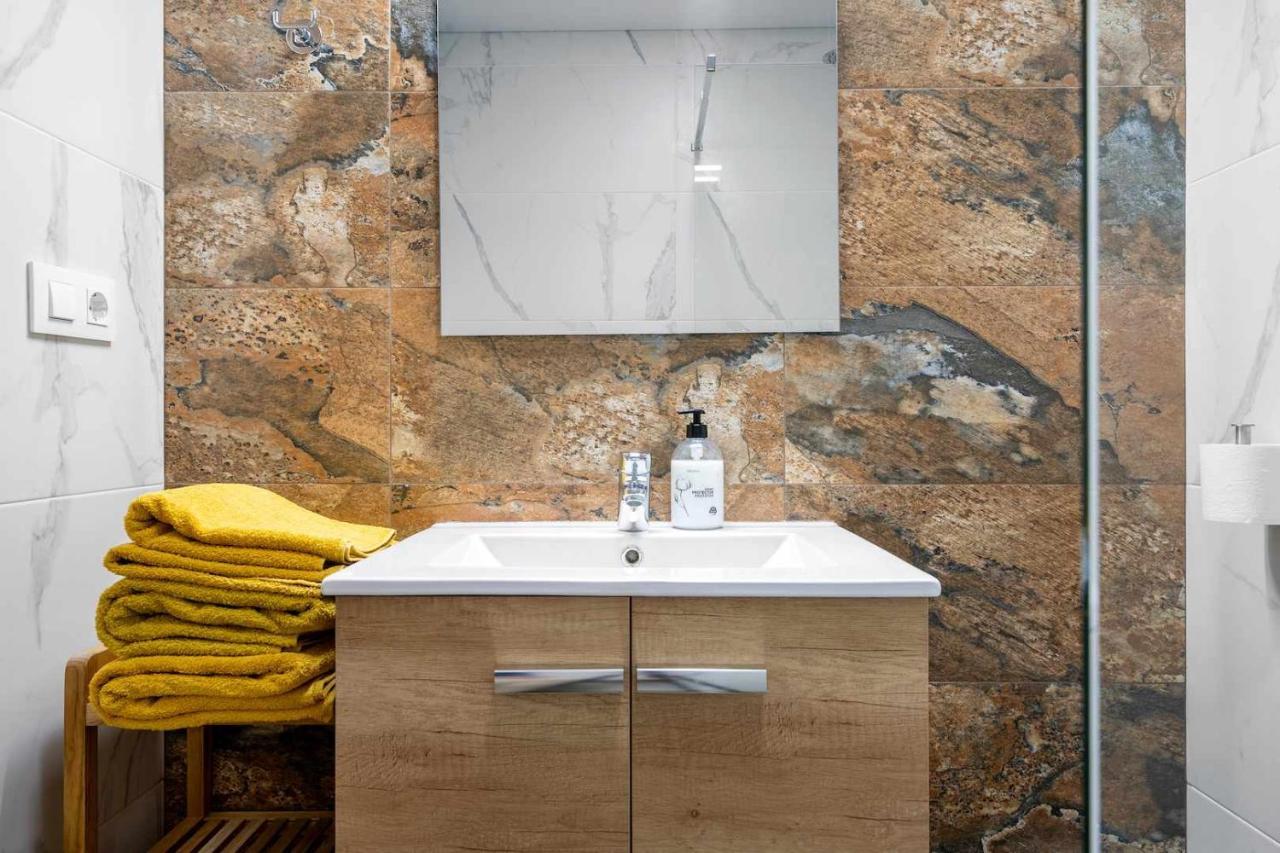 Apartments Lilia เรวส์ ห้อง รูปภาพ
