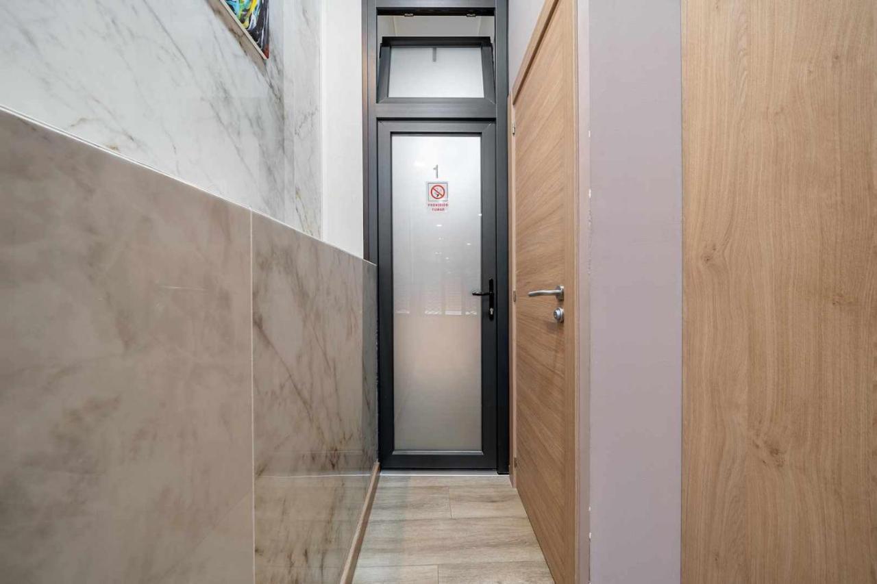 Apartments Lilia เรวส์ ห้อง รูปภาพ